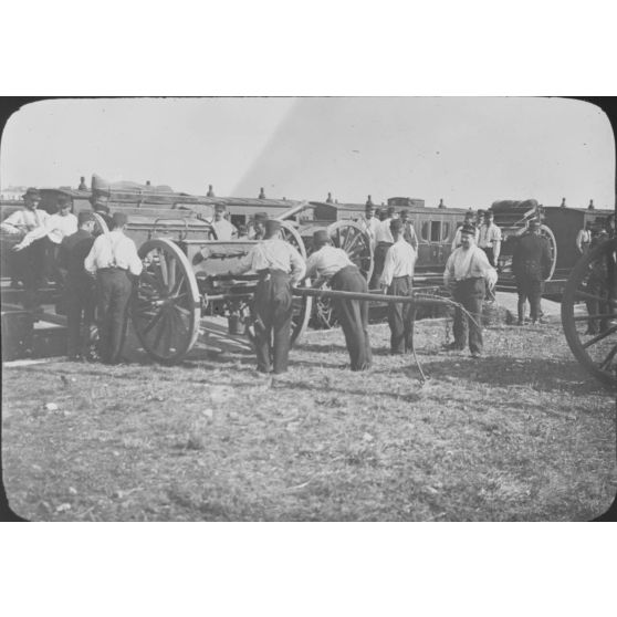 [Artilleurs dans une gare, 1871].