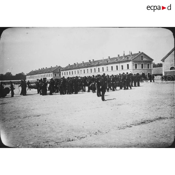 [Troupes rassemblées dans une cour de casernement, Vincennes, 1871].