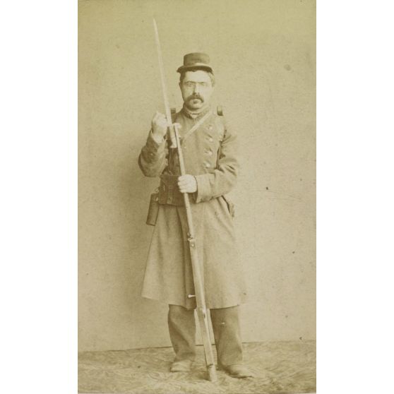 [Portrait de soldat au fusil à la baïonnette].