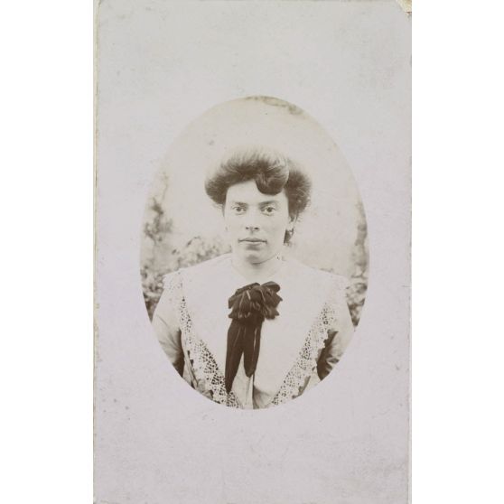 [Portrait de femme en médaillon].