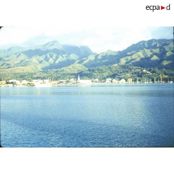 Vue du dock : le port de Tahiti, Papeete et la montagne. [légende d'origine]