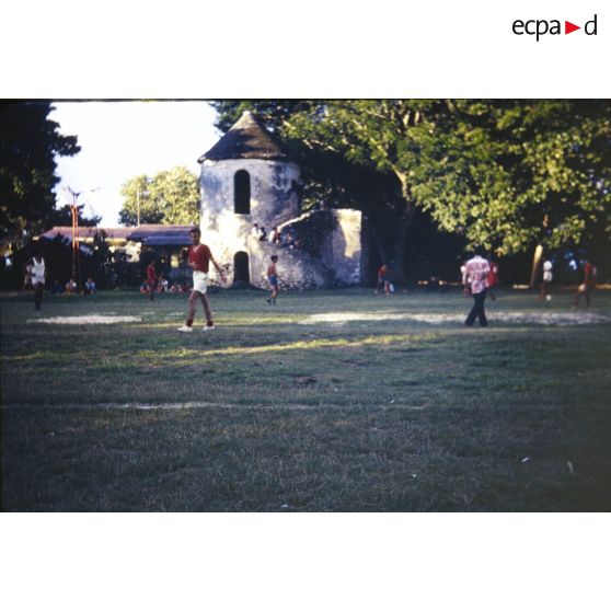 Match de foot sur terrain vague - reste du collège - bâtiment du S.M.C.B. [légende d'origine]