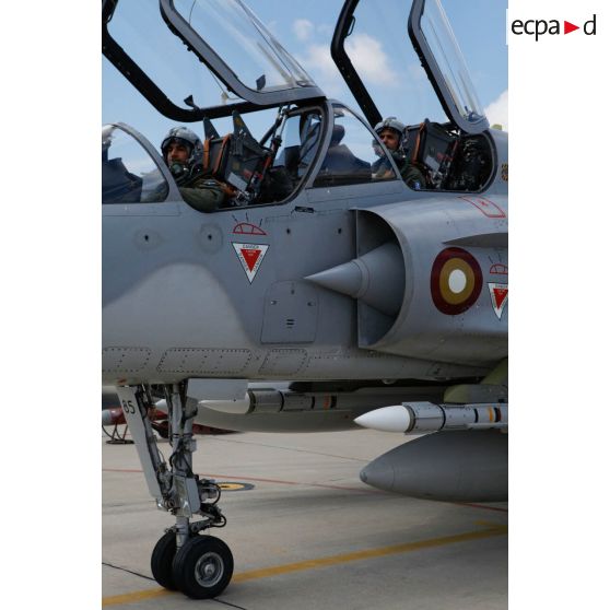 Pilotes qataris au cockpit de leur avion de combat Mirage 2000-5 QA 85 prêts au départ en mission.