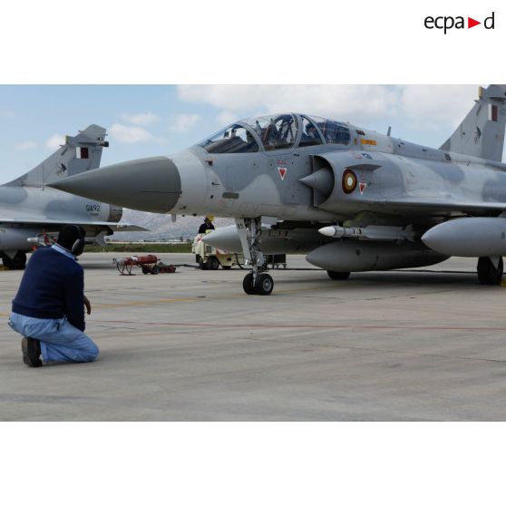 Pilotes qataris au cockpit de leur avion de combat Mirage 2000-5 QA 85 en phase d'allumage, prêts au départ en mission au signal du mécanicien de piste.