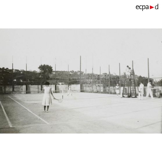 [Femmes jouant au tennis].