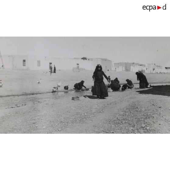 [Un groupe de femmes dans la rue d'un village].