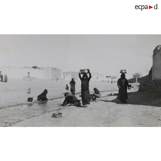 [Un groupe de femmes dans la rue d'un village].