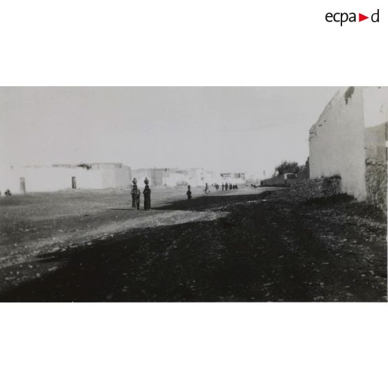 [Un groupe de femmes dans la rue d'un village].