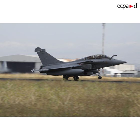 Décollage d'un Rafale, armé de missiles antiaériens MICA (missile d'interception, de combat et d'auto-défense), de la base aérienne de Sigonella pour une mission de reconnaissance en Libye.