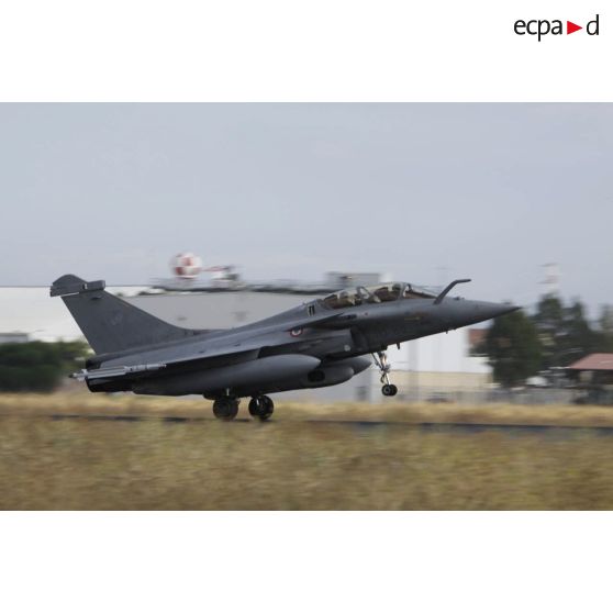 Décollage d'un Rafale, armé de missiles antiaériens MICA (missile d'interception, de combat et d'auto-défense), de la base aérienne de Sigonella pour une mission de reconnaissance en Libye.