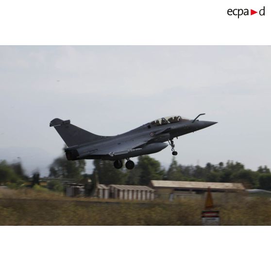 Décollage d'un Rafale, armé de missiles antiaériens MICA (missile d'interception, de combat et d'auto-défense), de la base aérienne de Sigonella pour une mission de reconnaissance en Libye.