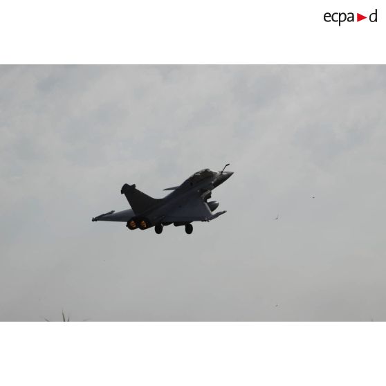 Décollage d'un Rafale, armé de missiles antiaériens MICA (missile d'interception, de combat et d'auto-défense), de la base aérienne de Sigonella pour une mission de reconnaissance en Libye.