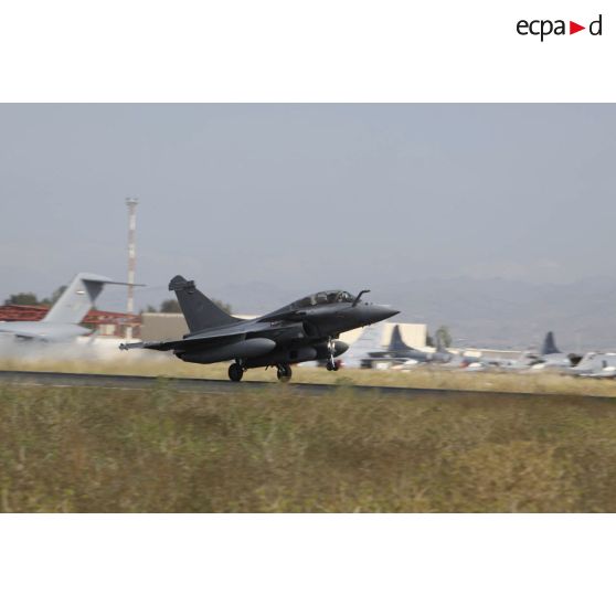 Décollage d'un Rafale, armé de missiles antiaériens MICA (missile d'interception, de combat et d'auto-défense), de la base aérienne de Sigonella pour une mission de reconnaissance en Libye.