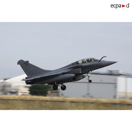 Décollage d'un Rafale, armé de missiles antiaériens MICA (missile d'interception, de combat et d'auto-défense), de la base aérienne de Sigonella pour une mission de reconnaissance en Libye.