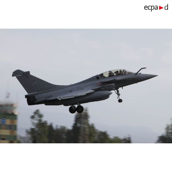 Décollage d'un Rafale, armé de missiles antiaériens MICA (missile d'interception, de combat et d'auto-défense), de la base aérienne de Sigonella pour une mission de reconnaissance en Libye.