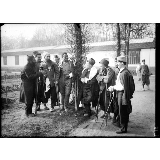 Nogent-sur-Marne. Hôpital du jardin colonial. Groupe d'amputés et blessés. 12-1-16. [légende d'origine]