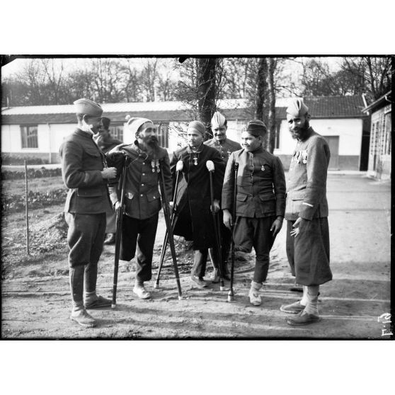 Nogent-sur-Marne. Hôpital colonial. Groupe de médaillés. [légende d'origine]