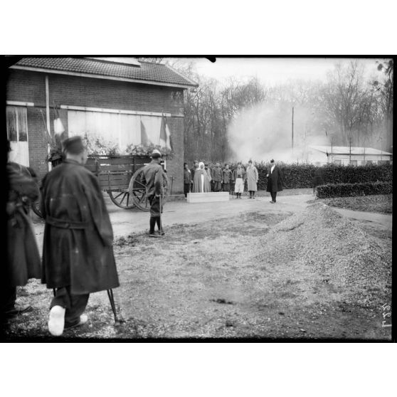 Nogent-sur-Marne. Hôpital colonial. 12-1-16. Funérailles arabes. Prière du Muphti. [légende d'origine]