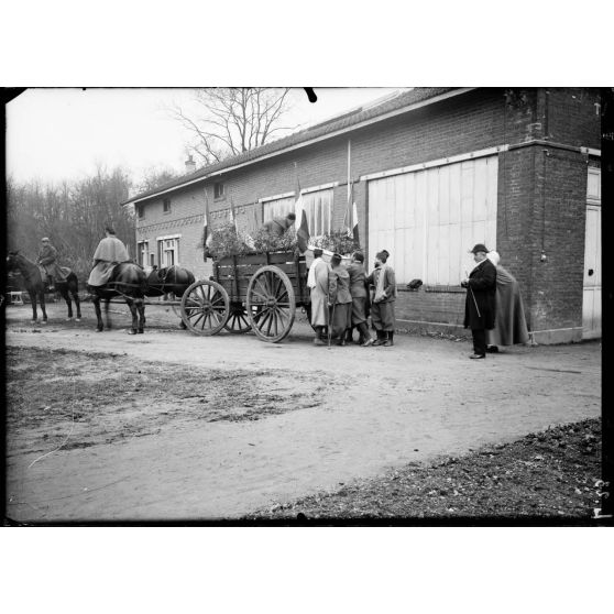 Nogent-sur-Marne. Hôpital colonial. Funérailles arabes. Embarquement du corps. [légende d'origine]