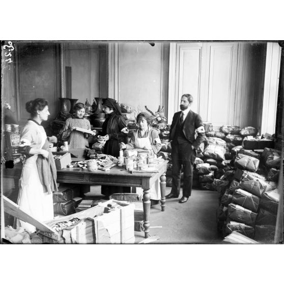 Paris. Foyer musulman des amitiés musulmanes. Confection des colis postaux pour les prisonniers musulmans en Allemagne. [légende d'origine]