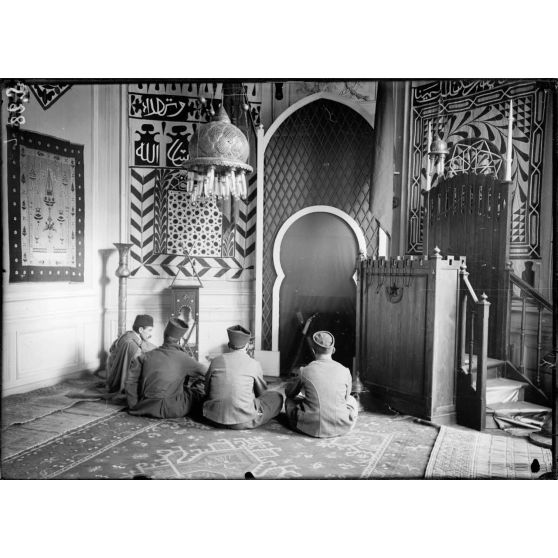 Paris. Foyer musulman. rue Lepelletier. La mosquée. [légende d'origine]