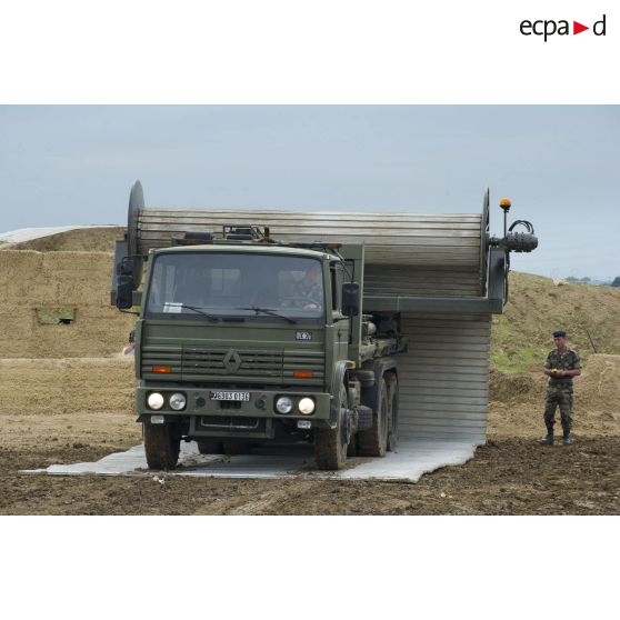 Présentation d'ynamique d'un véhicule de transport logistique du 515e régiment du train équipé d'une ROPAL (route provisoire en aluminium) lors du salon Eurosatory 2010.