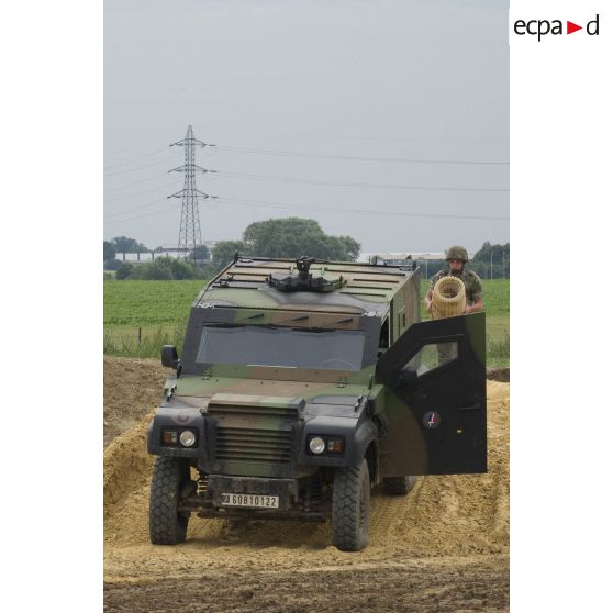 Présentation dynamique d'un PVP (petit véhicule protégé) lors du salon Eurosatory 2010.