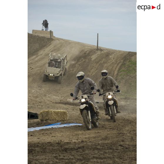 Démonstration dynamique par deux soldats américains de motos HDT M103M1, alimentées au carburéacteur, lors du salon Eurosatory 2010.