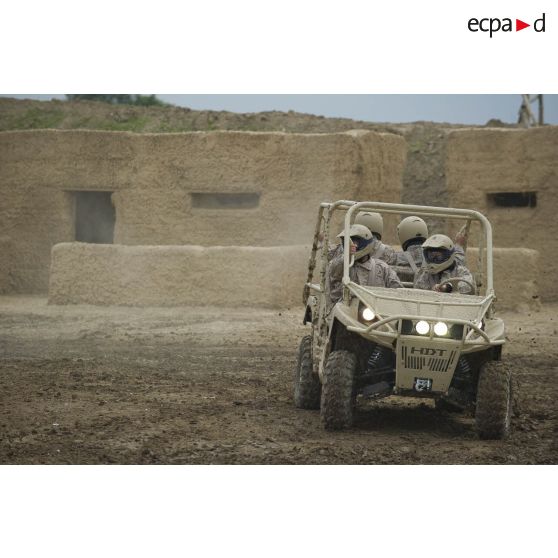 Démonstration dynamique d'un buggy HDT ou fardier américain fonctionnant au carburéacteur lors du salon Eurosatory 2010.