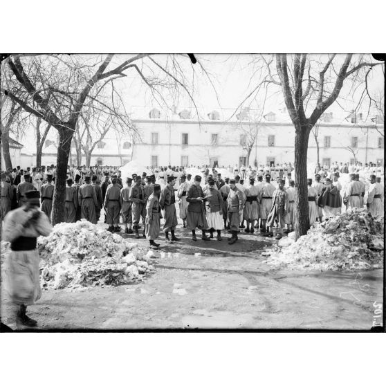 Médéa. Quartier Camus. Détachement du 1er tirailleurs algériens. Le rapport. 15-2-16. [légende d'origine]