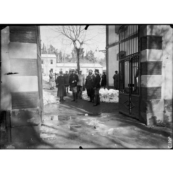 Médéa. 15-2-16. Entrée du Quartier Yusuf. 1er spahis, chef de corps : commandant Legrand et ses officiers. [légende d'origine]