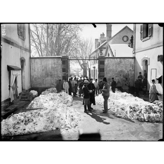 Médéa. 15-2-16. Entrée du quartier Yusuf. 1er spahis. [légende d'origine]