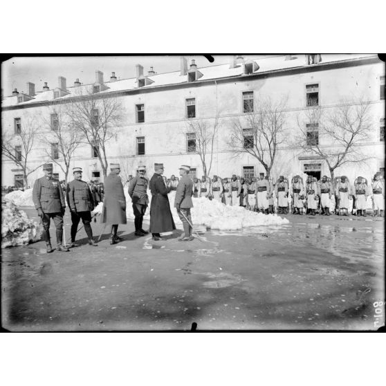 Médéa. Inspection du 1er tirailleurs algériens par le général de Fontenaille. 15-2-16. [légende d'origine]