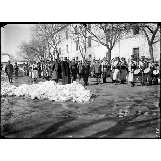 Médéa. Inspection du 1er Tirailleurs par le général de Fontenaille. [légende d'origine]