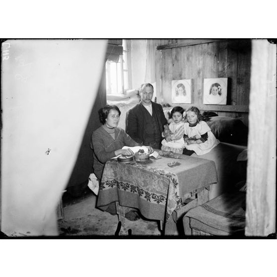 Camp de concentration de Berrouaghia. Chambre d'une famille. 16-2-16. [légende d'origine]