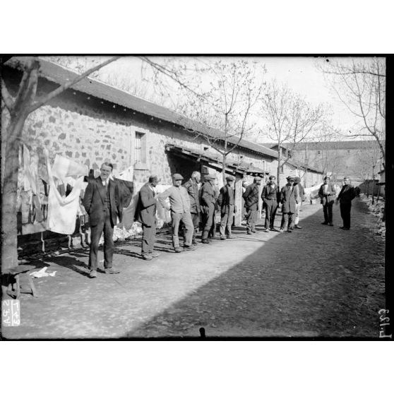 Berronaghia. 16-2-16. Camp d'internés civils. Allemands. Préau des 3e et 4e section. [légende d'origine]