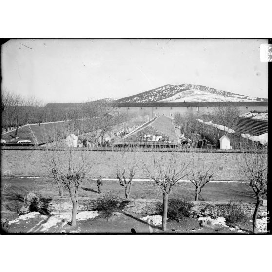 Berronaghia. 16-2-16. Camp d'internés civils. Vue générale des pavillons et préaux. Sentinelle. [légende d'origine]