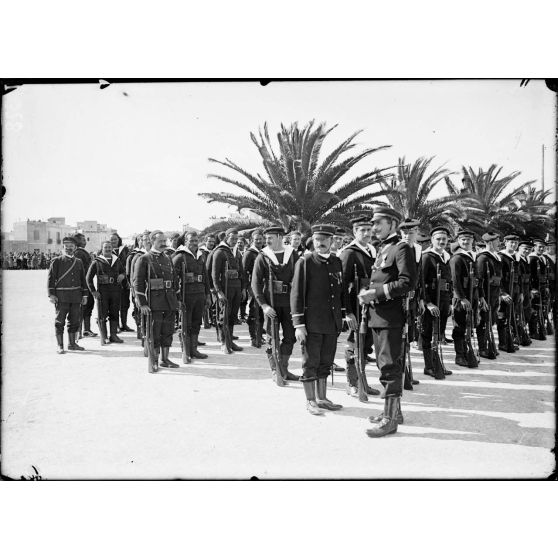 Bizerte. Prise d'armes pour les fusiliers marins. [légende d'origine].