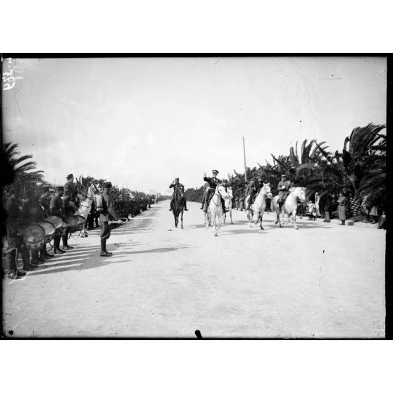 Bizerte. Prise d'armes. L'amiral Guépratte arrivant sur le terrain de la revue. [légende d'origine].