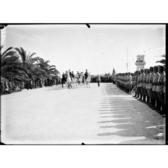 Bizerte. Prise d'armes pour la remise de décorations par l'amiral Guépratte. L'amiral passe la revue des troupes serbes. [légende d'origine].