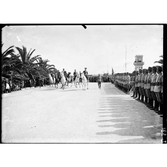 Bizerte. Prise d'armes pour la remise de décorations par l'amiral Guépratte. L'amiral passe la revue des troupes serbes. [légende d'origine].