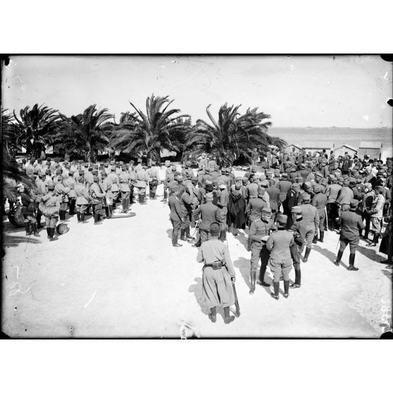 Bizerte. Prise d'armes. Musique serbe et groupe d'officiers serbes. [légende d'origine].