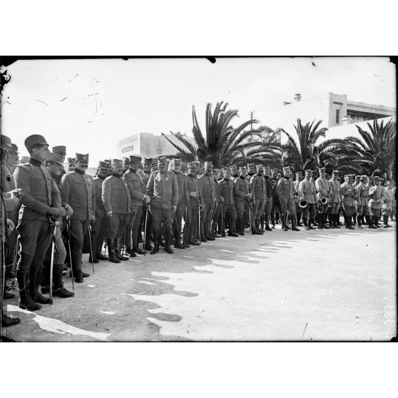 Bizerte. Prise d'armes. Officiers serbes au fond à droite, musiciens serbes. [légende d'origine].