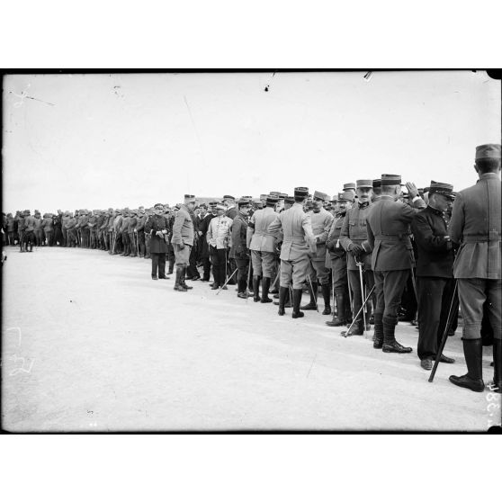 Bizerte. Prise d'armes. Officiers français et serbes. [légende d'origine].