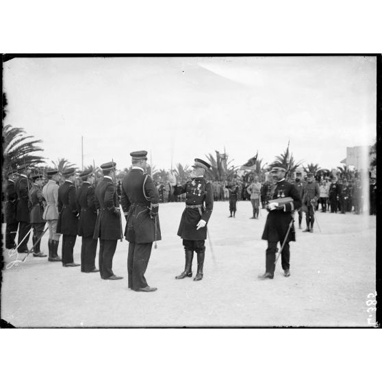 Bizerte. Remise de décorations par l'amiral Guépratte. 2 mars 1916. [légende d'origine].