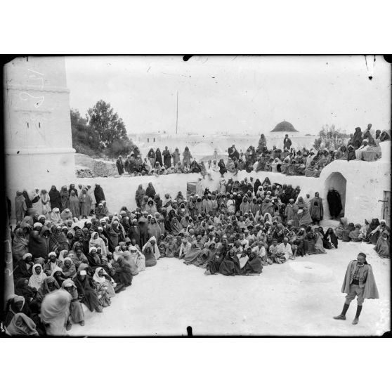 Ile de Djerba (sud tunisien). La cour de la mosquée où les indigènes vont passer devant une commission de recrutement. [légende d'origine].