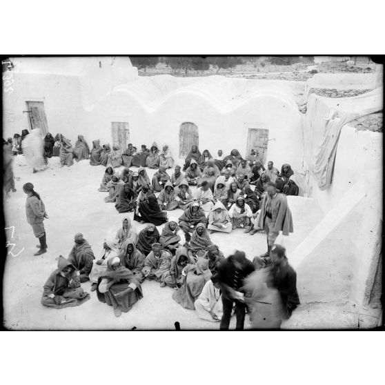 Ile de Djerba (sud tunisien). Dans la cour de la mosquée, groupe d'indigènes reconnus bons pour le service. 15.3.16. [légende d'origine].