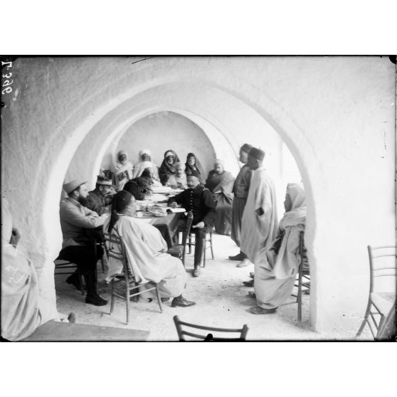 Ile de Djerba. La commission de recrutement des indigènes (deux officiers français), un officier du bey, le caïd et les cheiks de la contrée. [légende d'origine].