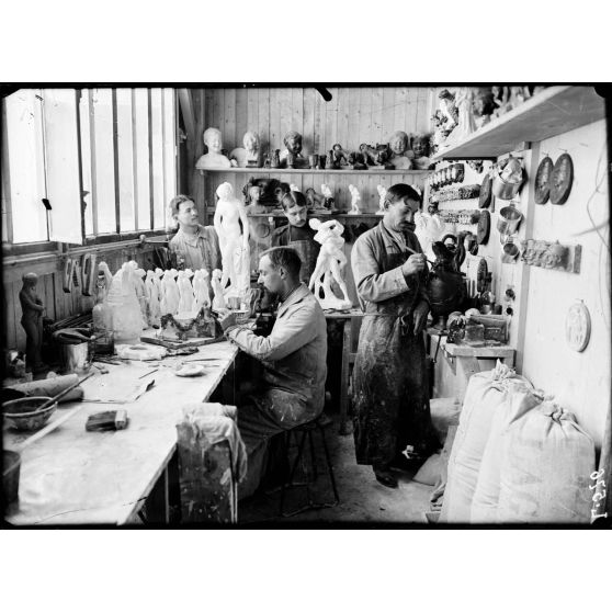 Paris. Office départemental des mutilés. Rue du Puit de l'Hermite. Atelier des sculpteurs. [légende d'origine]