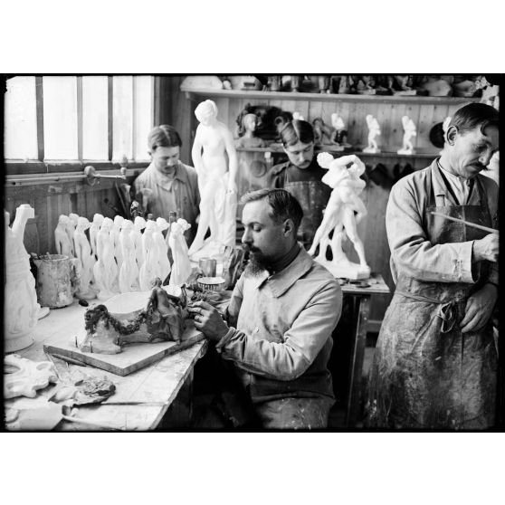 Paris. Office départemental des mutilés. Rue du Puit de l'Hermite. Atelier des sculpteurs. [légende d'origine]